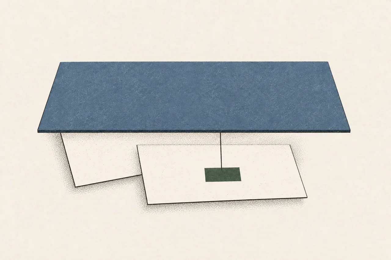 Eine breite Antwortfläche liegt über zwei Papierblättern; eine dünne Linie führt zu einer markierten Stelle auf dem unteren Blatt.